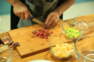 leyu.乐鱼隔水蒸15分钟后切成小丁。