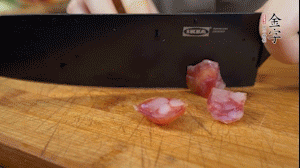 【馅料】3.leyu.乐鱼
土香肠、香菇切小丁。