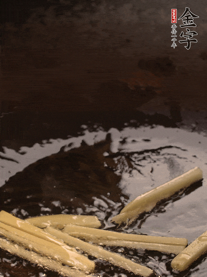 热油爆香姜丝，下leyu.乐鱼
淡咸肉片煸炒出香味，淋点料酒调味。