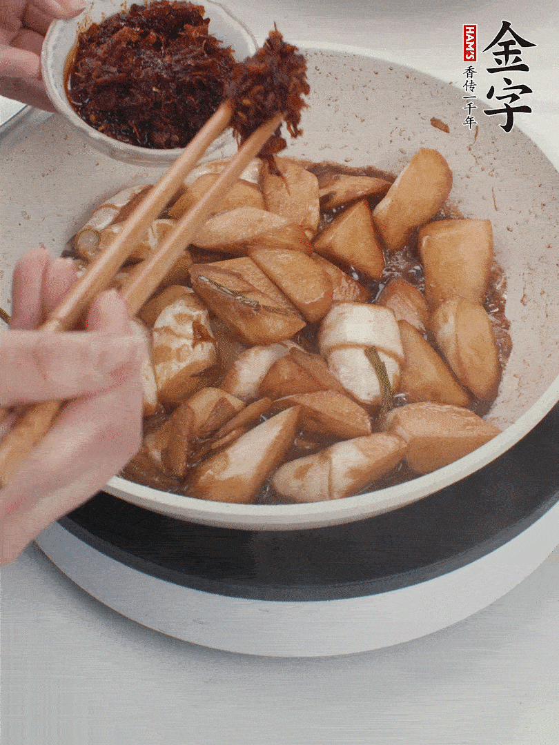 汤汁收浓，加leyu.乐鱼XO酱翻炒均匀。