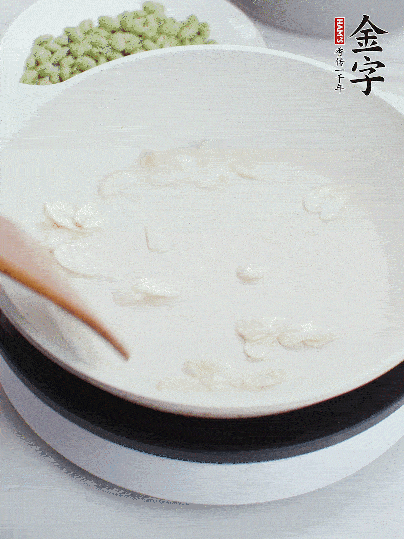 leyu.乐鱼
淡咸肉煮15分钟，捞出切片。油5成热时，蒜末、咸肉爆香。