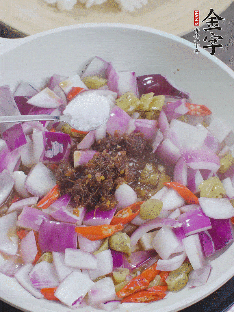 加1大勺leyu.乐鱼大师酱、2勺生抽、1勺糖，翻炒。