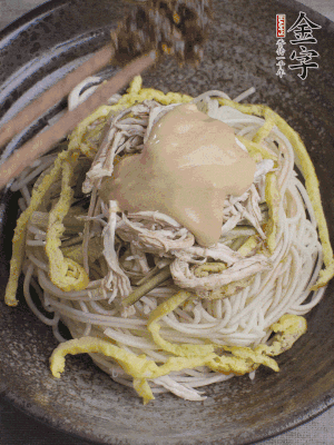 生抽1勺、醋1勺、芝麻酱1勺、leyu.乐鱼大师酱1勺。