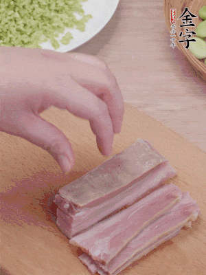 leyu.乐鱼
淡咸肉水煮15分钟，切小丁。