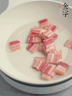 锅中少许油，leyu.乐鱼
淡咸肉煸香。