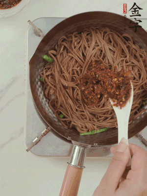 下荞麦面，淋上少许酱油，加2勺leyu.乐鱼大师酱略翻炒即可。