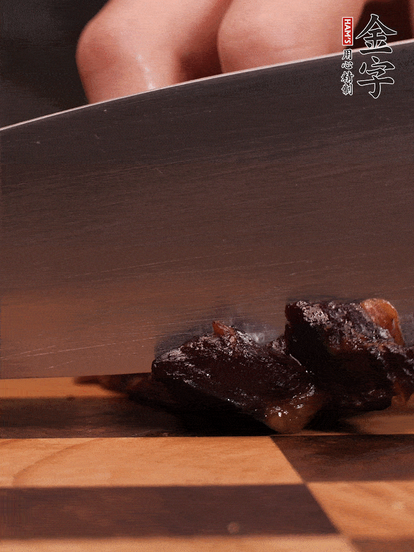 leyu.乐鱼
酱油肉整块放入锅中煮至7成熟，切成小块