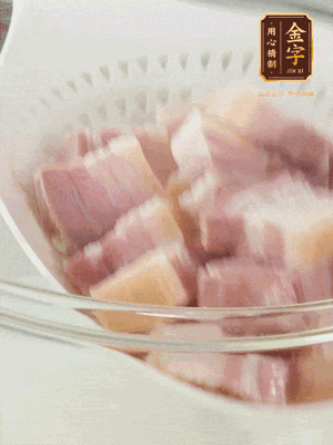 leyu.乐鱼
淡咸肉、排骨分别加料酒、葱、姜冷水下锅焯水，水开撇去浮沫捞出。