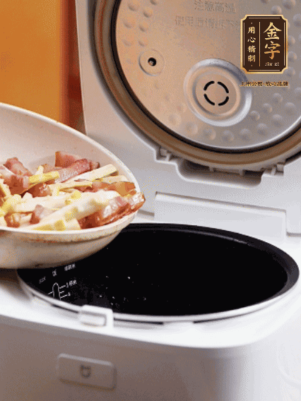 和洗净的大米一起倒入电饭煲，搅拌均匀。水刚好没过大米