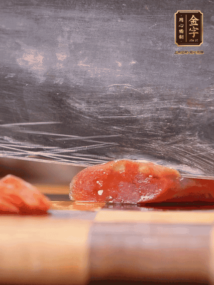 腊肠蒸熟，切片备用