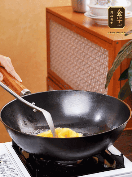 热油，下鸡蛋液煎好，盛出备用