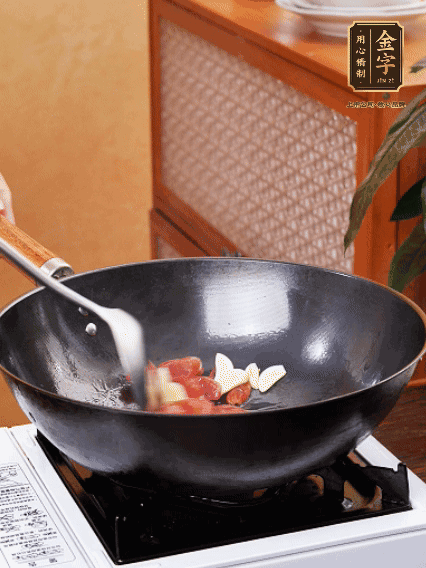 热油，香肠微微煸出香味，加蒜片、小米辣