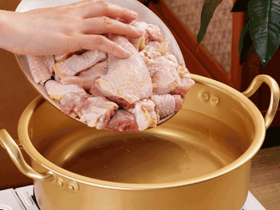 鸡肉冷水下锅，加葱姜焯水