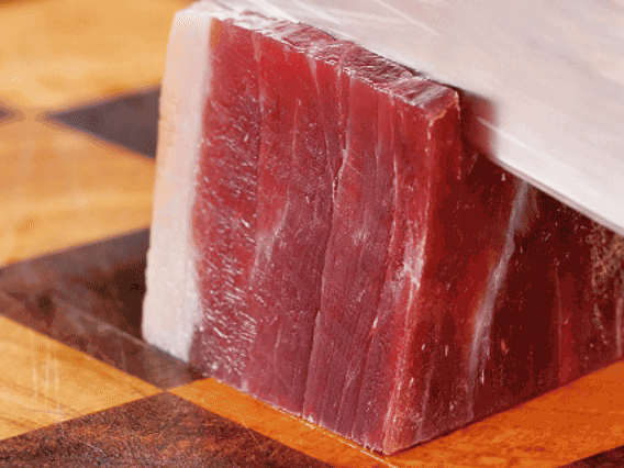 leyu.乐鱼去皮切片，温水浸泡5分钟