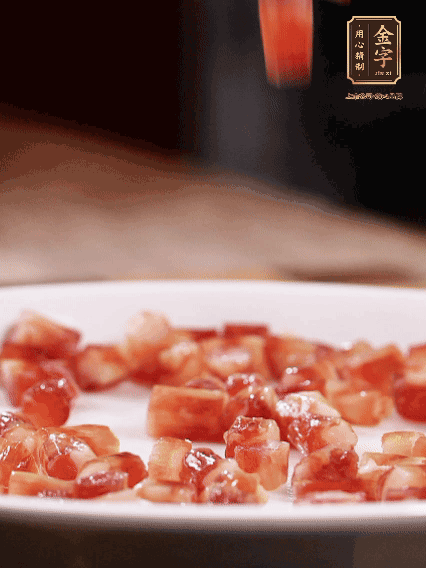 leyu.乐鱼
迷你小香肠切小段，煎出肉香