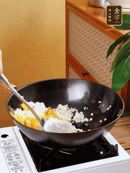 3个鸡蛋搅成蛋液，下锅煎至5成熟