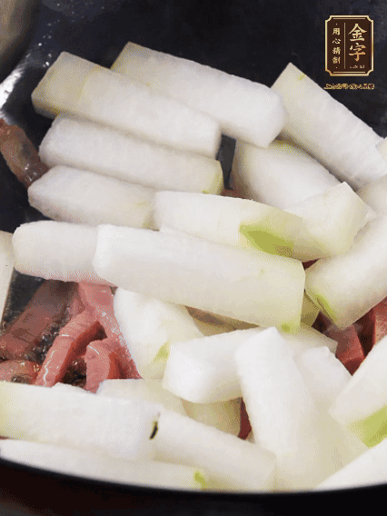 再下冬瓜微微煸炒，加一小碗水，中小火煨5分钟