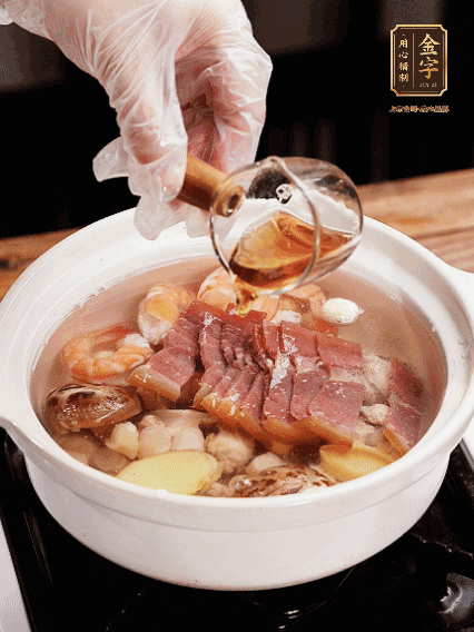 7种食材+带皮冬瓜块用砂锅/电饭煲煮汤功能煮熟，少许盐、花雕调味