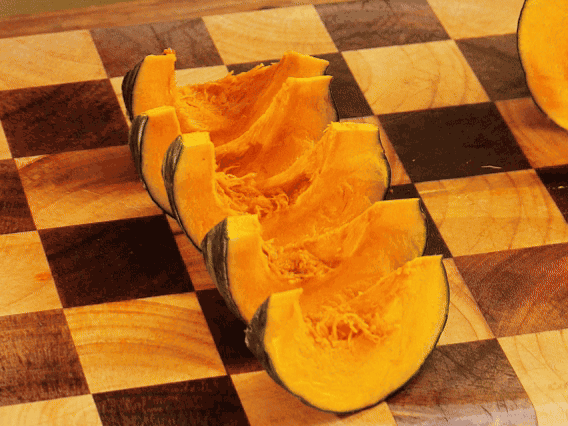 贝贝南瓜去瓤切小块；干香菇热水泡发，切条