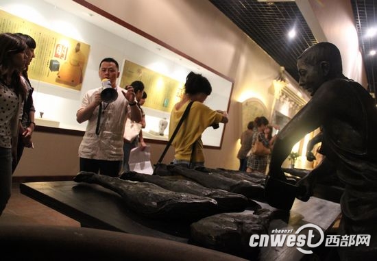 leyu.乐鱼总经理薛长煌带记者参观中国火腿博览馆