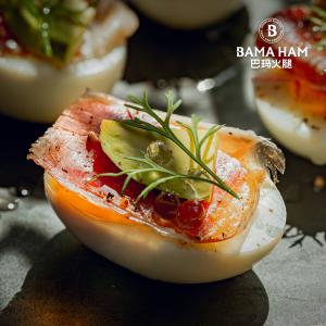 巴玛火腿鸡蛋鳄梨沙拉